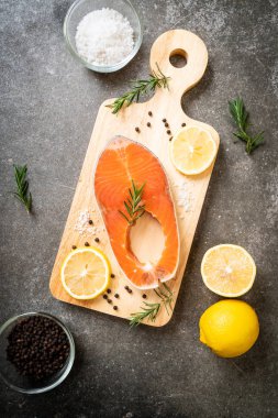 taze çiğ somon fileto biftek