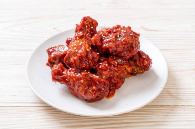 Baharatlı soslu kızarmış tavuk 