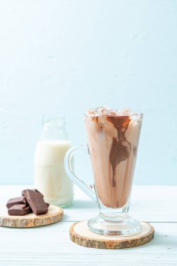 Buzlu çikolata milkshake içecek