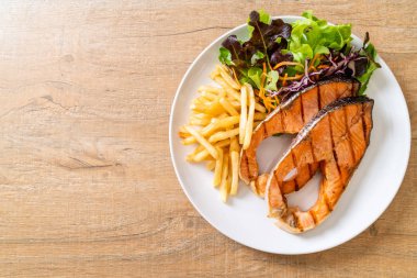 patates kızartması ile ızgara somon biftek fileto