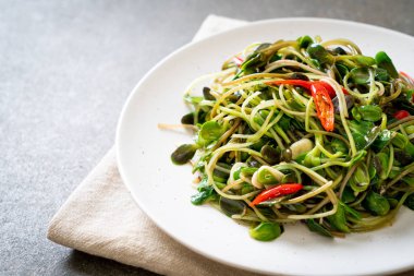 Istiridye sosu ile Kızarmış ayçiçeği Sprout