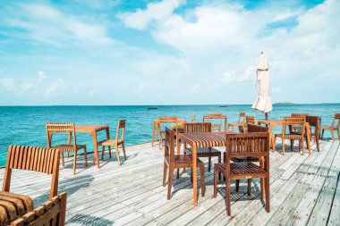 ahşap masa ve koltuk Maldivler deniz manzarası arka plan ile