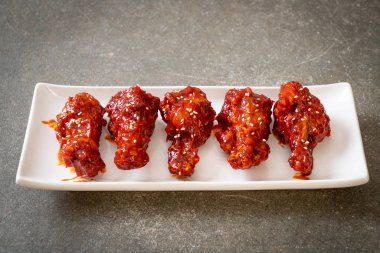 Baharatlı soslu kızarmış tavuk 