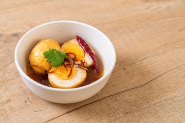 Haşlanmış yumurta demirhindi soslu kızarmış