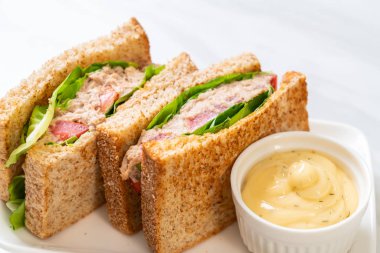 Ev yapımı ton balıklı sandviç 