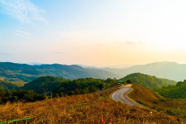 Katman dağ ve yol ile güzel günbatımı gökyüzü