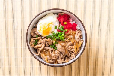 domuz eti pilav kasesi ile yumurta (Donburi) - Japon yemekleri 