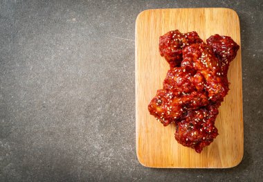 Baharatlı soslu kızarmış tavuk 