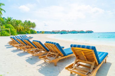 tropikal Maldivler Adası plaj ve deniz ile plaj sandalyesi