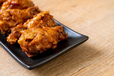 Soslu kızarmış tavuk.