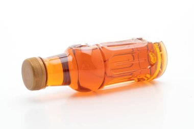 Beyaz arka planda yeşil çay şişesi