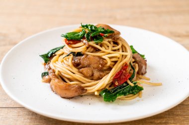 tavuk ve fesleğen ile karıştırın-kızarmış spagetti