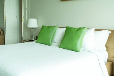 Yatak odasının iç tarafında yastık ve yatak dekorasyonu.