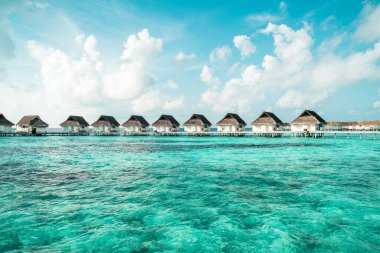 plaj ve deniz ile tropikal Maldivler tatil otel ve ada