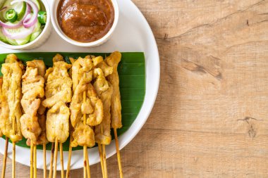 Domuz Satay-ızgara domuz fıstığı sosu veya tatlı ile servis ve 