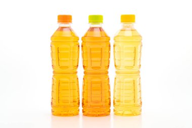 şişe buzlu çay ve yeşil çay beyaz arka plan üzerinde