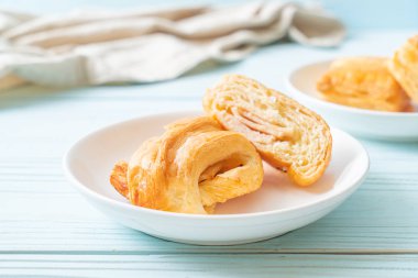 Ev yapımı jambon peyniri kruvasanı