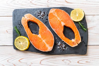 taze çiğ somon fileto biftek