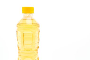 şişe buzlu çay ve yeşil çay beyaz arka plan üzerinde