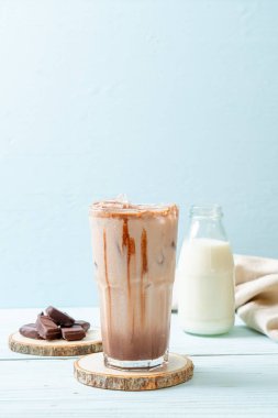 Buzlu çikolata milkshake içecek