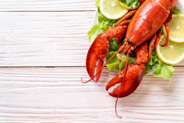 haşlanmış ıstakoz sebze ve limon ile