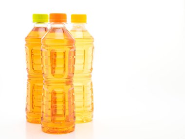 şişe buzlu çay ve yeşil çay beyaz arka plan üzerinde