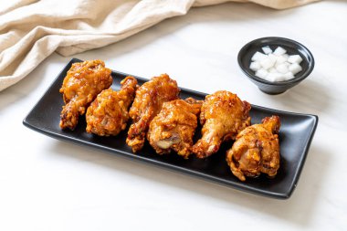 Soslu kızarmış tavuk.