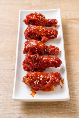 Baharatlı soslu kızarmış tavuk 