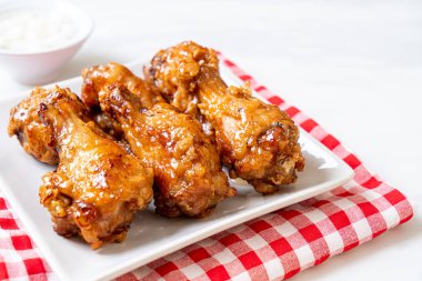 Soslu kızarmış tavuk.