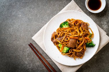 domuz ve sebze ile kızarmış erişte