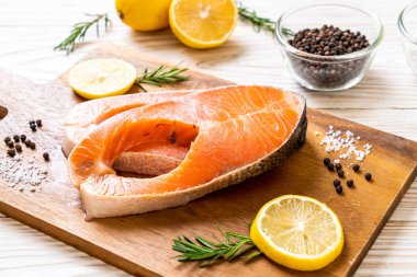 taze çiğ somon fileto biftek