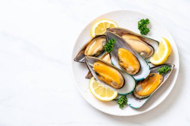 Limonlu ve maydanozlu midye