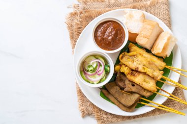 Fıstık sosu ve turşu ile domuz Satay cucumbe olan