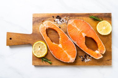 taze çiğ somon fileto biftek