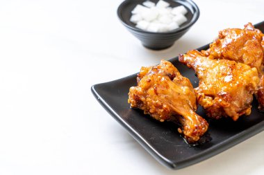 Soslu kızarmış tavuk.