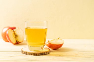 Kırmızı elma meyvesi ile elma suyu