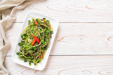 Istiridye sosu ile Kızarmış ayçiçeği Sprout