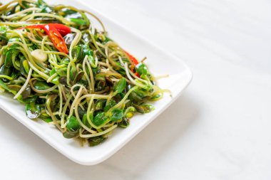 Istiridye sosu ile Kızarmış ayçiçeği Sprout