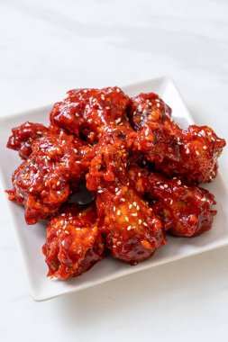 Baharatlı soslu kızarmış tavuk 