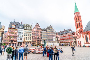 Frankfurt, Almanya - Eylül 2, 2018: İnsanlar Roemerberg Meydanı'nda