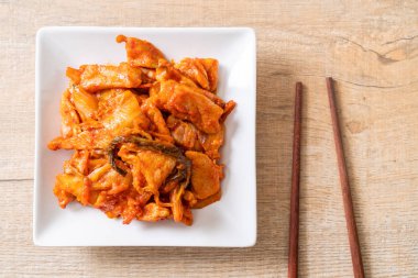 kimchi ile tavada kızartılmış domuz eti