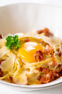 yumurta ve peynir ile Carbonara spagetti