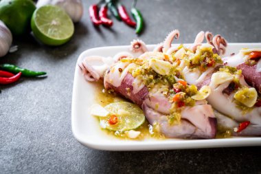 Baharatlı Chili ve limon sosu ile buharda squids