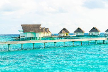 plaj ve deniz ile tropikal Maldivler tatil otel ve ada