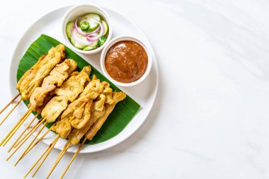 Domuz Satay-ızgara domuz fıstığı sosu veya tatlı ile servis ve 