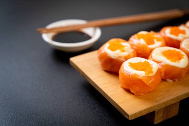 mayonez ve karides yumurta ile taze somon suşi rulo