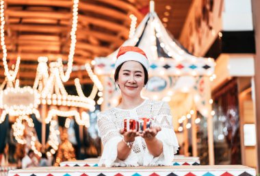 hediye ile gülümseyen güzel genç Asyalı kadın portresi