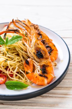 ızgara karides ve domates ile tavada kızartılmış spagetti