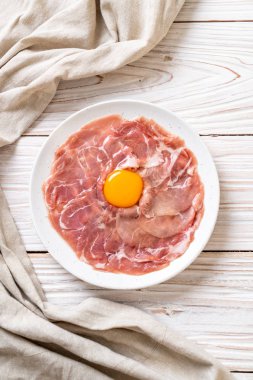 taze dilimlenmiş domuz yumurta ile ham