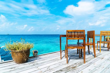 ahşap masa ve koltuk Maldivler deniz manzarası arka plan ile